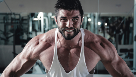 Uomo che si allena con intensità in palestra, simbolo di energia, concentrazione e potenza, tema del pre-workout naturale e stimolante per l’allenamento.