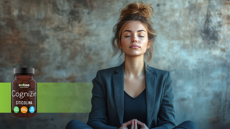 Donna seduta in meditazione con occhi chiusi che trasmette calma e concentrazione, accanto al barattolo di integratore Cognizin Citicolina di Nätoo, simbolo di focus mentale ed energia cognitiva naturale.