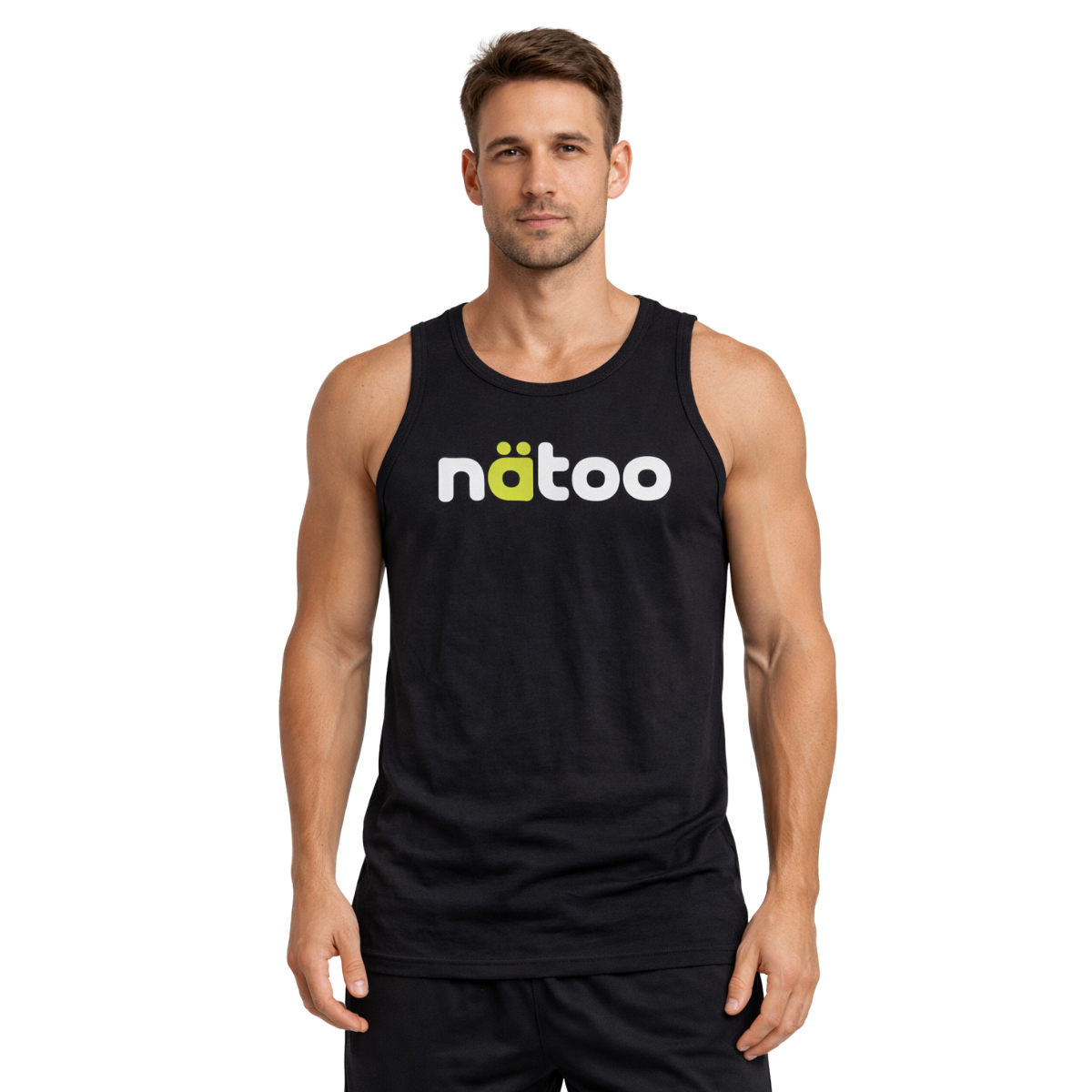Modello indossa canotta uomo Natoo nera in cotone, canotta sportiva per allenamento e fitness.