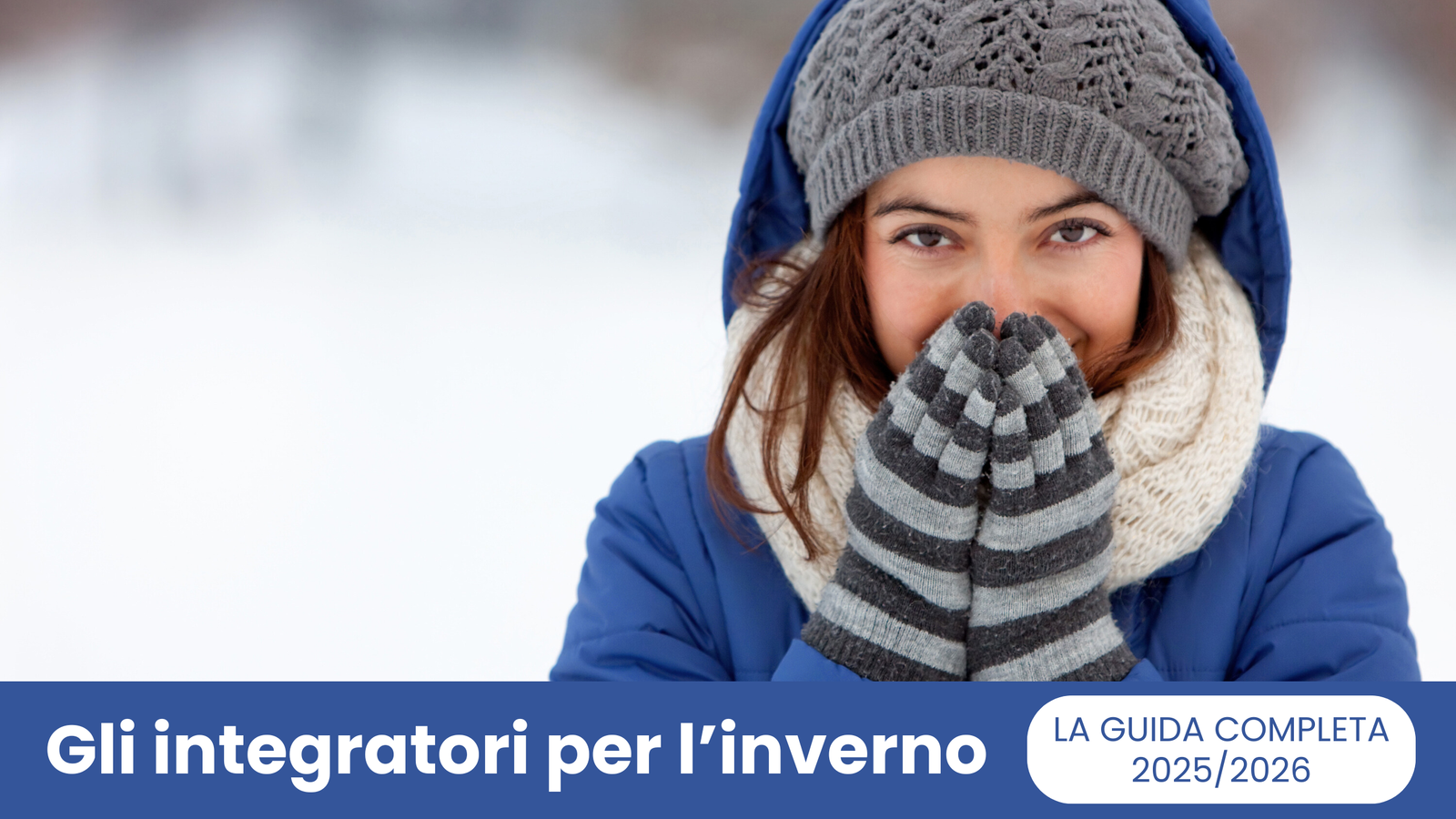Donna sorridente con guanti e cappello di lana in una giornata invernale, simbolo di energia e benessere grazie agli integratori per l’inverno 2025/2026.