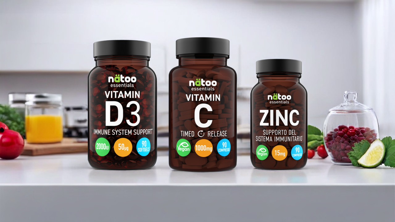 Integratori Natoo Essentials di vitamina C, vitamina D3 e zinco su sfondo cucina, il trio vincente per sostenere il sistema immunitario in autunno.
