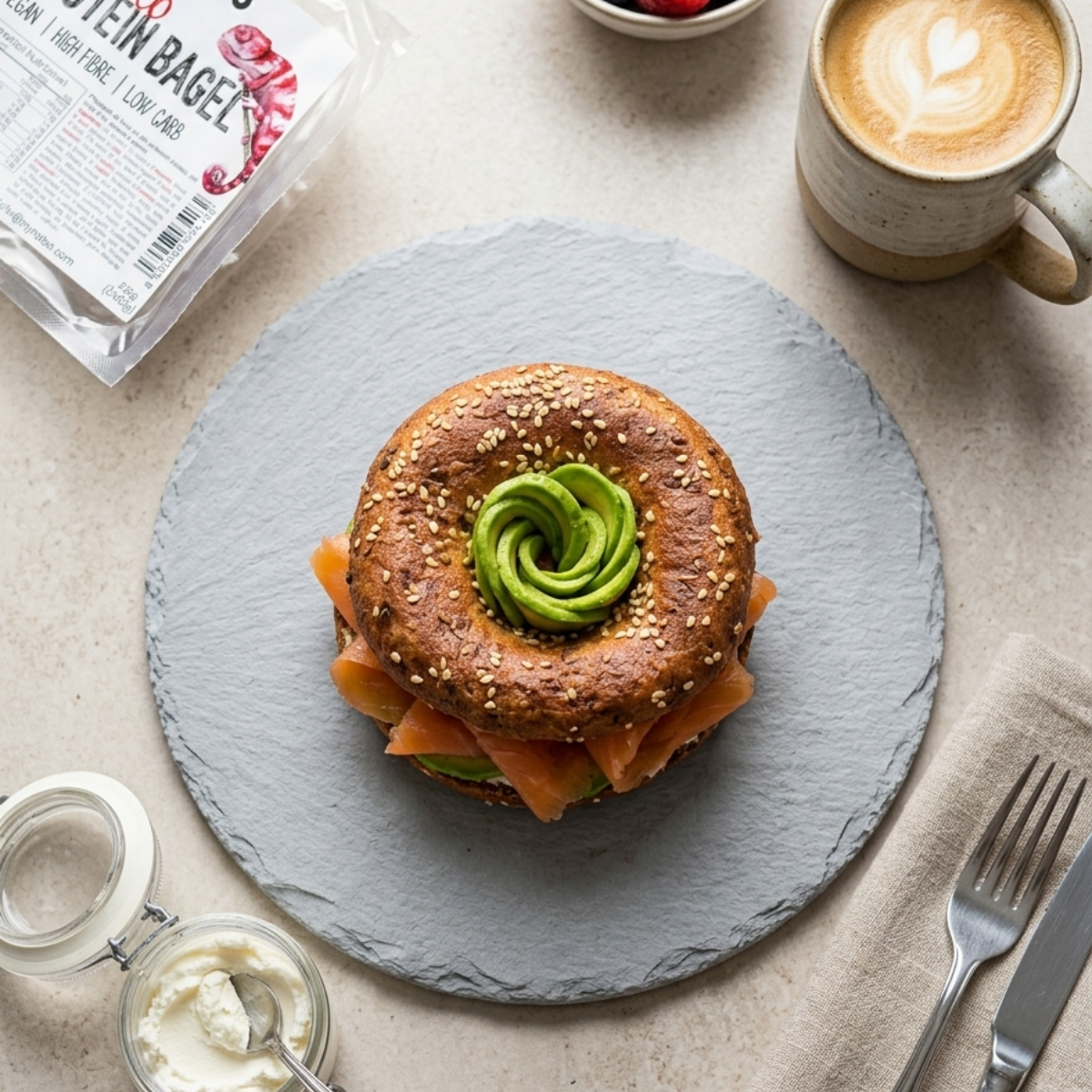 Bagel proteico low carb con semi farcito con avocado e salmone, ideale per colazione proteica e dieta keto