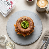 Bagel proteico low carb con semi farcito con avocado e salmone, ideale per colazione proteica e dieta keto