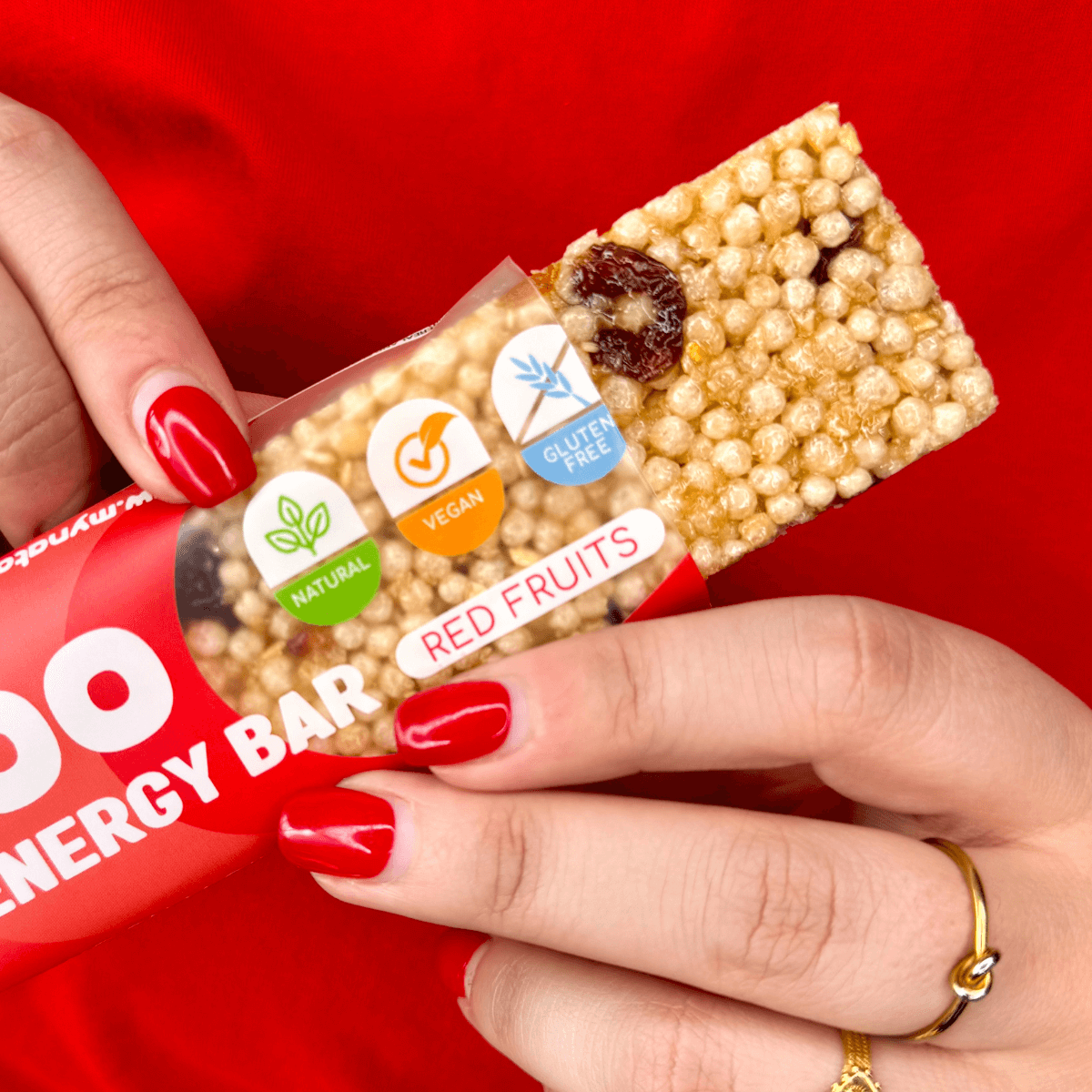 Barretta energetica ai frutti rossi Natoo aperta, con riso soffiato e frutta disidratata