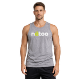 Modello indossa canotta uomo Natoo grigia in 100% cotone, ideale per palestra e attività sportiva.