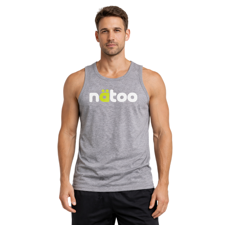 Modello indossa canotta uomo Natoo grigia in 100% cotone, ideale per palestra e attività sportiva.