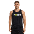 Modello indossa canotta uomo Natoo nera in cotone, canotta sportiva per allenamento e fitness.