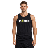 Modello indossa canotta uomo Natoo nera in cotone, canotta sportiva per allenamento e fitness.