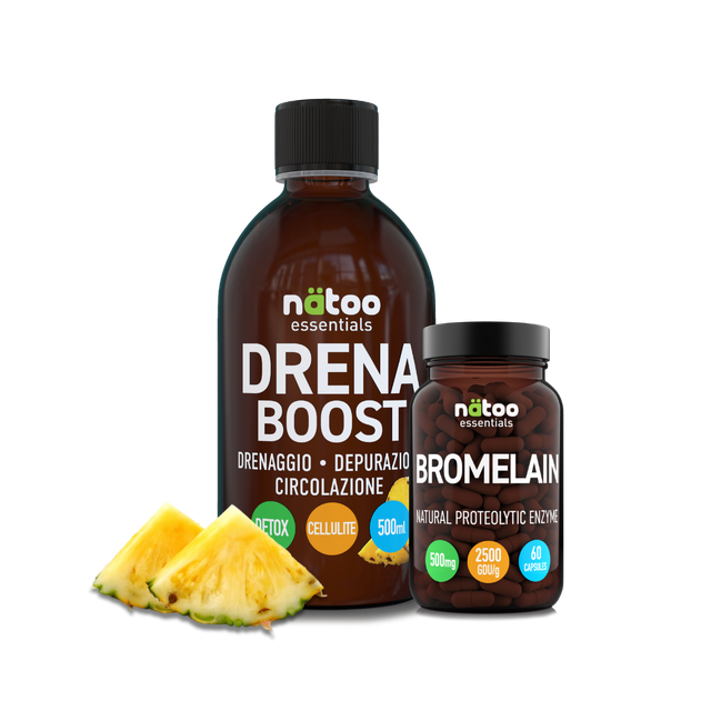 Bundle Nätoo Drena Pack – bottiglia Drena Boost 500ml concentrato e barattolo Bromelain 60 capsule, con fette di ananas, su sfondo bianco