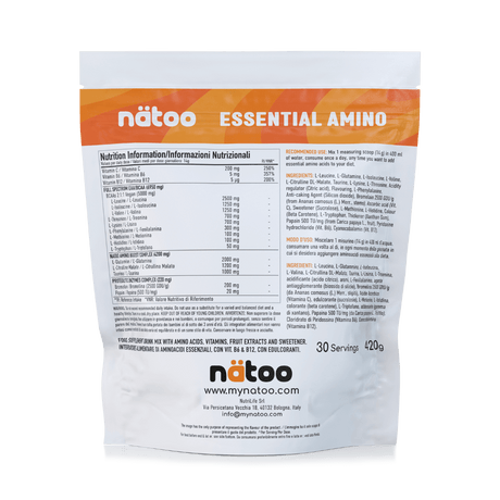 Etichetta posteriore Nätoo Essential Amino gusto Orange Splash 420g con tabella nutrizionale: EAA/BCAA full spectrum 6950mg, Amino Boost Complex (Glutammina, Citrullina Malato, Taurina), Vitamina C 200mg, B6 5mg, B12 5µg, enzimi digestivi Bromelina e Papaina