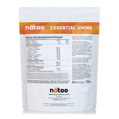 Etichetta posteriore Nätoo Essential Amino gusto Orange Splash 700g con tabella nutrizionale: EAA/BCAA full spectrum 6950mg, Amino Boost Complex (Glutammina, Citrullina Malato, Taurina), Vitamina C 200mg, B6 5mg, B12 5µg, enzimi digestivi Bromelina e Papaina