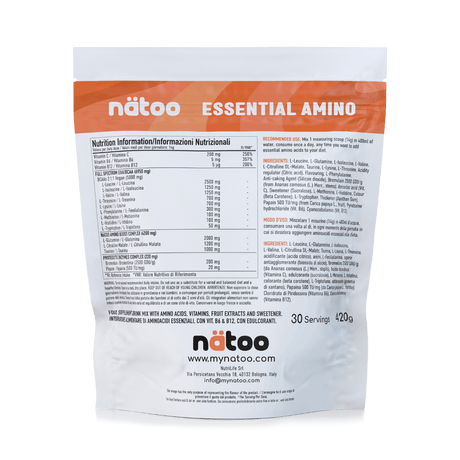 Etichetta posteriore Nätoo Essential Amino gusto Peach Tea 420g con tabella nutrizionale: EAA/BCAA full spectrum 6950mg, Amino Boost Complex (Glutammina, Citrullina Malato, Taurina), Vitamina C 200mg, B6 5mg, B12 5µg, enzimi digestivi Bromelina e Papaina