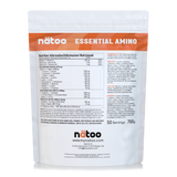 Etichetta posteriore Nätoo Essential Amino gusto Peach Tea 700g con tabella nutrizionale: EAA/BCAA full spectrum 6950mg, Amino Boost Complex (Glutammina, Citrullina Malato, Taurina), Vitamina C 200mg, B6 5mg, B12 5µg, enzimi digestivi Bromelina e Papaina