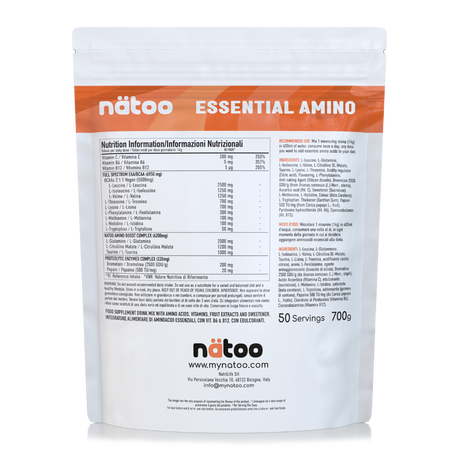 Etichetta posteriore Nätoo Essential Amino gusto Peach Tea 700g con tabella nutrizionale: EAA/BCAA full spectrum 6950mg, Amino Boost Complex (Glutammina, Citrullina Malato, Taurina), Vitamina C 200mg, B6 5mg, B12 5µg, enzimi digestivi Bromelina e Papaina