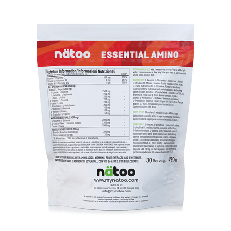Etichetta posteriore Nätoo Essential Amino gusto Strawberry Lime 420g con tabella nutrizionale: EAA/BCAA full spectrum 6950mg, Amino Boost Complex (Glutammina, Citrullina Malato, Taurina), Vitamina C 200mg, B6 5mg, B12 5µg, enzimi digestivi Bromelina e Papaina