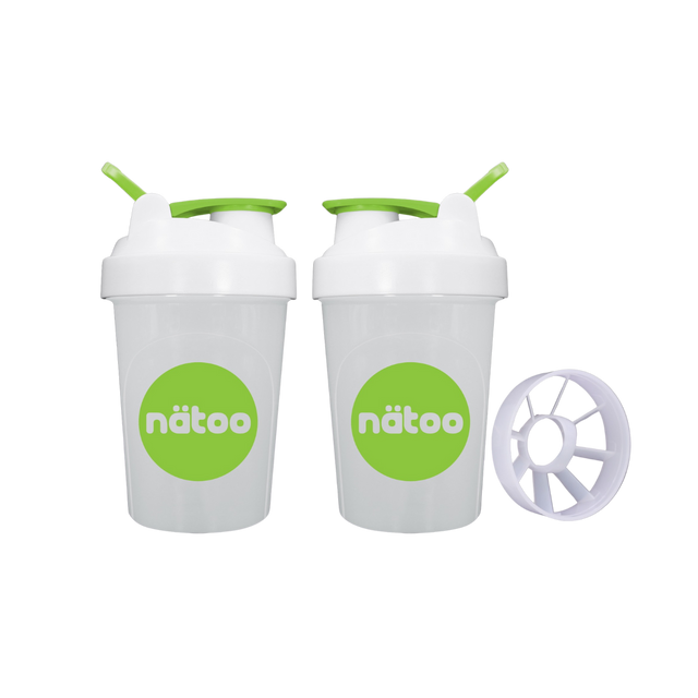 Shaker Nätoo 500ml bianco con logo verde e chiusura a flip