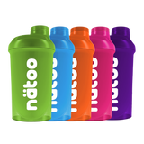 Shaker Nätoo colorati da 500 ml con logo bianco, vista frontale