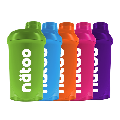 Shaker Nätoo colorati da 500 ml con logo bianco, vista frontale