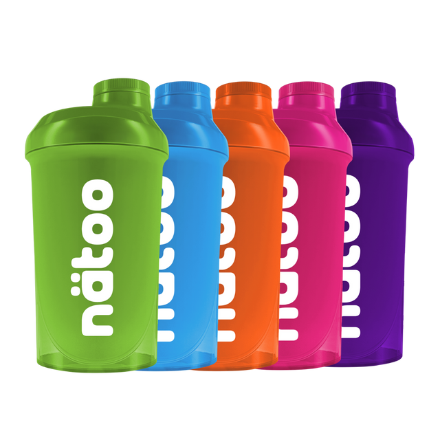 Shaker Nätoo colorati da 500 ml con logo bianco, vista frontale